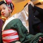 結婚式、ご披露宴、パーティー、カジュアルウエディング、入学式、卒業式など様々なフォーマルシーンにLojeオリジナルブランド着物は唯一京都にここだけです。ひと際美しく品格があり可愛さやレトロモダン、粋さを演出。素材は上質日本製シルク100％