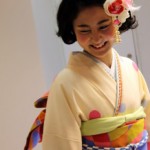 結婚式、ご披露宴、パーティー、カジュアルウエディング、入学式、卒業式など様々なフォーマルシーンにLojeオリジナルブランド着物は唯一京都にここだけです。ひと際美しく品格があり可愛さやレトロモダン、粋さを演出。素材は上質日本製シルク100％