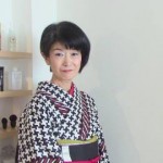 す・て・き♡ Hitomi Miyatake's photo. Hitomi Miyatake's photo. Hitomi Miyatake's photo. Hitomi Miyatake's photo. Hitomi Miyatake's photo. Hitomi Miyatake added 5 new photos — with Toko Yamaguchi and Chihiro Yatsugi at 美・ファイン研究所. October 4 at 7:25am · Edited · 【　日本の美とメイクアップ　～第３回　和装で女優体験　】 ドン小西デザインの着物がわたしを待っていた？ 美・ファイン研究所で日本人に合うメークを習っているのですが、 今回は写真撮影会。 大好きな山口童子さんにつきっきりでメークしてもらい、 ヘア、着付け、撮影すべてプロの方がやってくださいました。 近所の写真館以外で撮影なんて人生初体験。 何だかとても不思議な気分でした。 でも自分でもびっくりするくらい、着物とメークとヘアが ぴったり合ってホントに女優になった気分でしたよ～。 可能性を最大限に引きだしてくれるプロの技に感服。 わたしも早くそうならなくっちゃ。 後日送られてくるカメラマンがとってくれた写真楽しみすぎる！！！